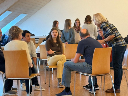 Elisabeth, die Kursleiterin steht bei anderer Gruppe