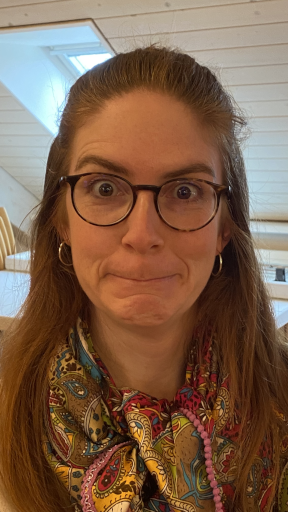 Weitere junge Teilnehmerin macht lustiges Gesicht.