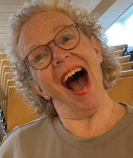 Esther mit aufgerissenem lachendem Mund